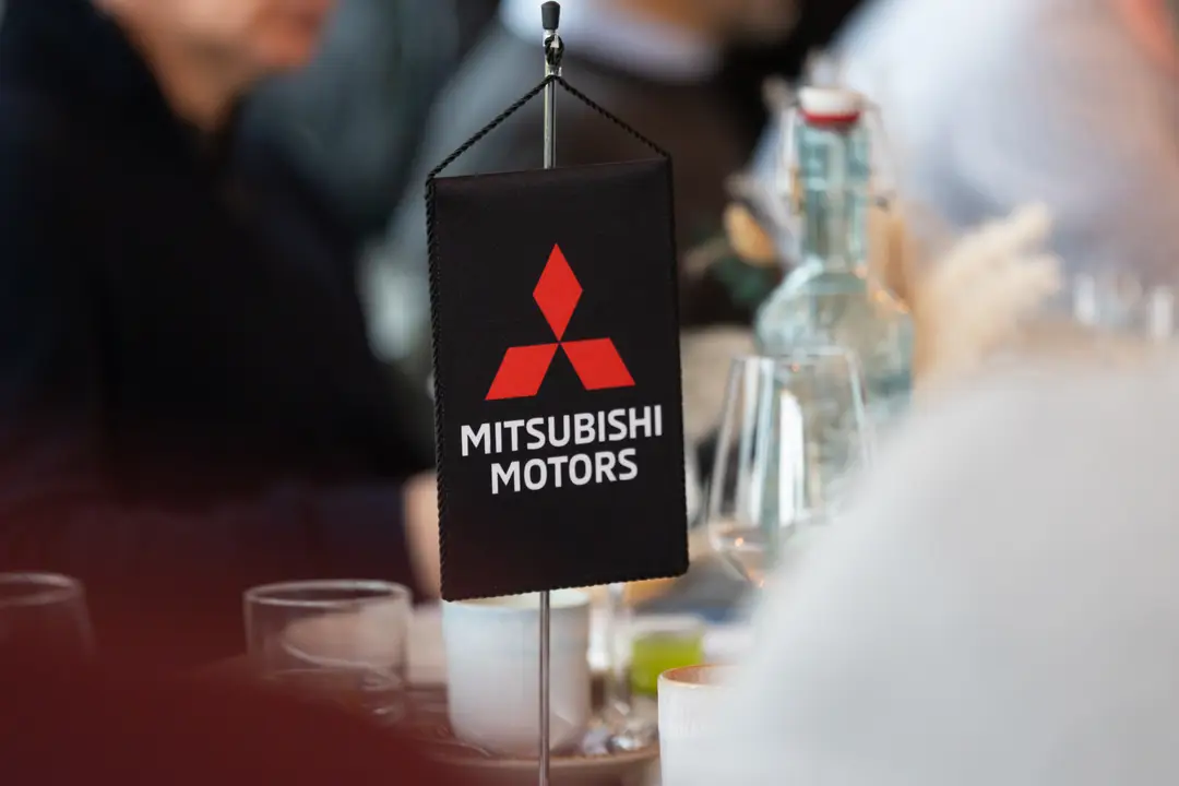 Mitsubishi Logo auf Wimpel
